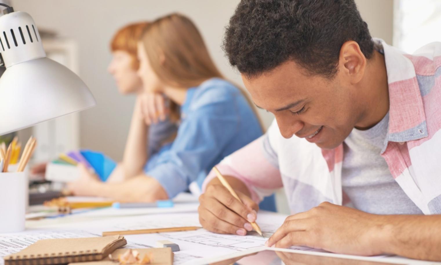 Gruppo di persone durante workshop su tecniche di concentrazione